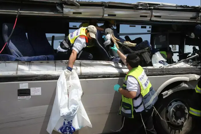 תאונה קטלנית בין אוטובוס למשאית במחלף שורק בכביש 6, אוגוסט 2013 (יותם רונן) תאונה קטלנית בין אוטובוס למשאית במחלף שורק בכביש 6, אוגוסט 2013 (יותם רונן)