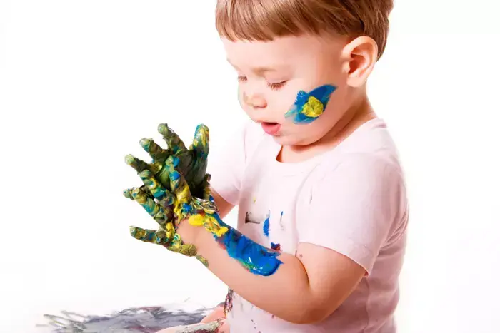 ילד מצייר (ShutterStock) ילד מצייר (ShutterStock)