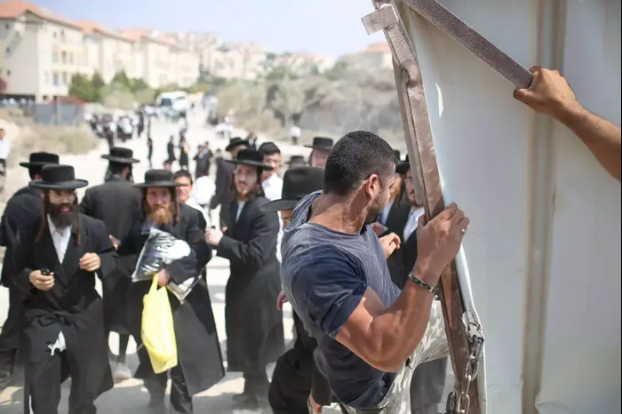 התפרעויות חרדים בבית שמש באתר הבנייה גולובנציץ', אוגוסט 2013 (נועם מושקוביץ) התפרעויות חרדים בבית שמש באתר הבנייה גולובנציץ', אוגוסט 2013 (נועם מושקוביץ)