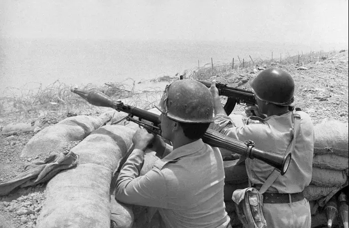 חיילים של צבא עיראק בחזית מול איראן, 1984 (AP) חיילים של צבא עיראק בחזית מול איראן, 1984 (AP)
