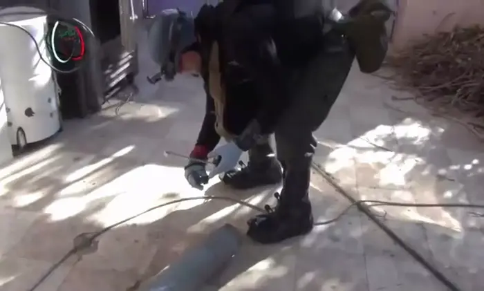 פקחי האו"ם לחקירת הנשק הכימי בודקים ראיות בכפר מועדמיה מדרום-מערב לבירת סוריה דמשק. 26 באוגוסט 2013 (AP) פקחי האו"ם לחקירת הנשק הכימי בודקים ראיות בכפר מועדמיה מדרום-מערב לבירת סוריה דמשק. 26 באוגוסט 2013 (AP)