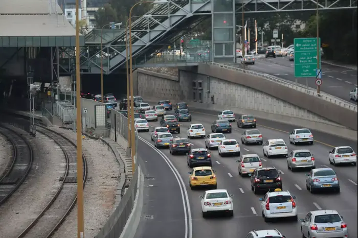 פקקים בנתיבי איילון בערב ראש השנה, ספטמבר 2013 (יותם רונן) פקקים בנתיבי איילון בערב ראש השנה, ספטמבר 2013 (יותם רונן)