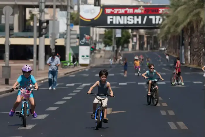 מטיילים ברחובות תל אביב ביום הכיפורים 14 בספטמבר 2013 (דרור עינב) מטיילים ברחובות תל אביב ביום הכיפורים 14 בספטמבר 2013 (דרור עינב)