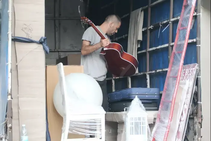נינט טייב עוברת דירה (יח"צ , ראובן שניידר) נינט טייב עוברת דירה (יח"צ , ראובן שניידר)