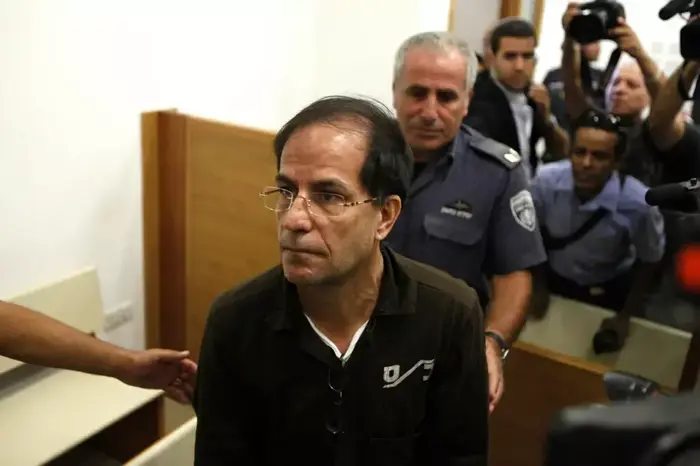 עלי מנצורי המרגל האיראני בהארכת מעצר בשלום פ"ת, ספטמבר 2013 (דרור עינב) עלי מנצורי המרגל האיראני בהארכת מעצר בשלום פ"ת, ספטמבר 2013 (דרור עינב)