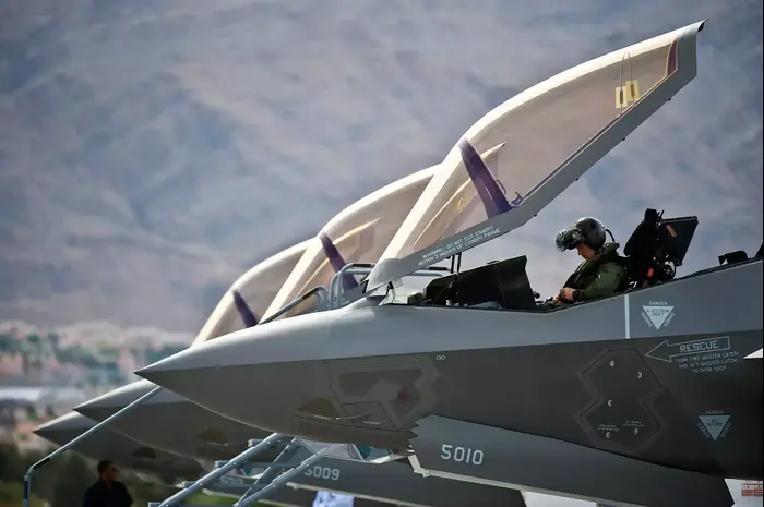 מטוס חמקן מדגם f-35 בבסיס חיל האוויר נליס, נבאדה. 2013 (אתר רשמי , חיל האוויר)