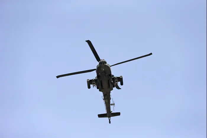 מסוק קרב מדגם אפאצ'י של צבא מצרים טס בשמי קהיר (AP) מסוק קרב מדגם אפאצ'י של צבא מצרים טס בשמי קהיר (AP)