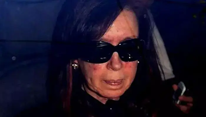 נשיאת ארגנטינה כריסטינה פרננדז בהגעתה לבית החולים. אוקטובר 2013 (צילום מסך) נשיאת ארגנטינה כריסטינה פרננדז בהגעתה לבית החולים. אוקטובר 2013 (צילום מסך)