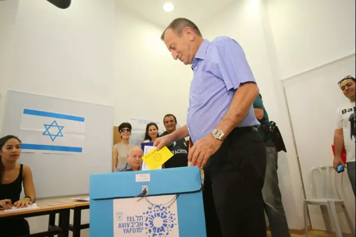 רון חולדאי מצביע בבחירות לראשות העיר תל אביב בבית הספר ע"ש נעמי שמר (יותם רונן) רון חולדאי מצביע בבחירות לראשות העיר תל אביב בבית הספר ע"ש נעמי שמר (יותם רונן)
