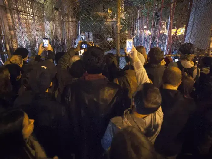 מיצג חדש של אמן הרחוב הבריטי בנקסי בניו יורק, 25 באוקטובר 2013 (רויטרס) מיצג חדש של אמן הרחוב הבריטי בנקסי בניו יורק, 25 באוקטובר 2013 (רויטרס)