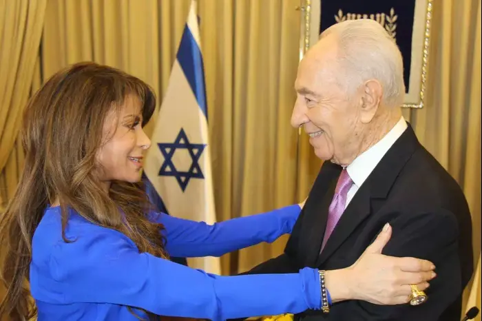 פאולה עבדול, שמעון פרס (לשכת העיתונות הממשלתית , יוסף אבי יאיר אנגל, מארק ניימן) פאולה עבדול, שמעון פרס (לשכת העיתונות הממשלתית , יוסף אבי יאיר אנגל, מארק ניימן)