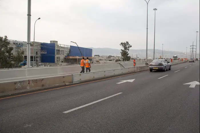 גשר בכביש עוקף קריות שנפתח רק לפני שנה שקע, אוקטובר 2013 (ערן גילווארג) גשר בכביש עוקף קריות שנפתח רק לפני שנה שקע, אוקטובר 2013 (ערן גילווארג)