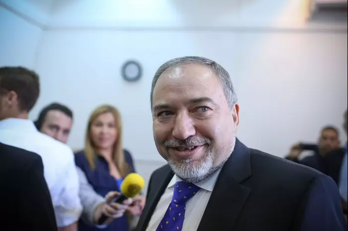 אביגדור ליברמן בבית משפט השלום בירושלים, נובמבר 2013 (נועם מושקוביץ) אביגדור ליברמן בבית משפט השלום בירושלים, נובמבר 2013 (נועם מושקוביץ)