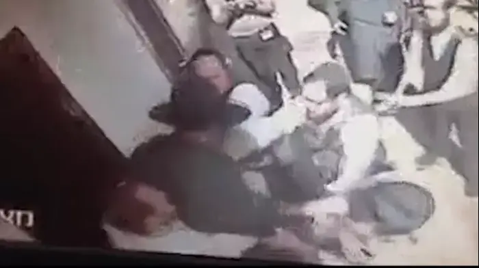 תיעוד: תושבים לוכדים גבר שהטריד בת 13 (מערכת וואלה! NEWS) תיעוד: תושבים לוכדים גבר שהטריד בת 13 (מערכת וואלה! NEWS)