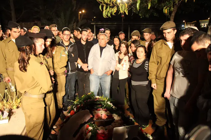 הלווייתו של החייל עדן אטיאס שנדקר למוות באוטובוס בעפולה, 13 בנובמבר 2013 (שלומי גבאי) הלווייתו של החייל עדן אטיאס שנדקר למוות באוטובוס בעפולה, 13 בנובמבר 2013 (שלומי גבאי)