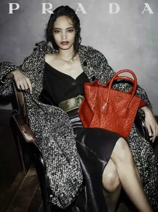מלאיקה פירת בקמפיין פראדה, סתיו 2013 (יח"צ , Steven Meisel)