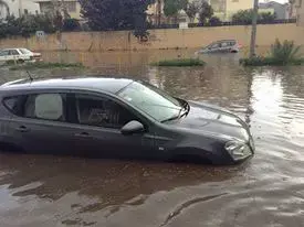 הצפות בראשון לציון כתוצאה מהמבול. נובמבר 2013 (תמונות גולשים , טל סטיקול) הצפות בראשון לציון כתוצאה מהמבול. נובמבר 2013 (תמונות גולשים , טל סטיקול)