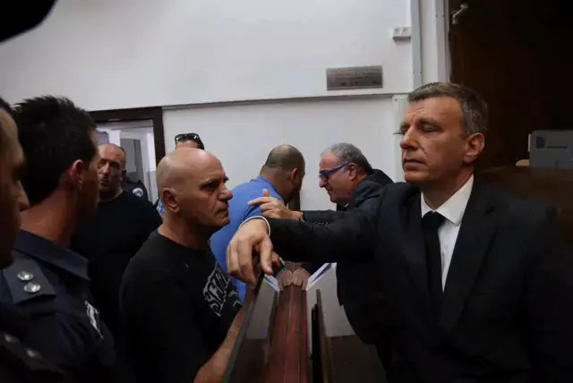 אביו של אייל גולן בהארכת מעצר, בית משפט השלום תל אביב. נובמבר 2013 (מערכת וואלה! NEWS , מוטי קמחי) אביו של אייל גולן בהארכת מעצר, בית משפט השלום תל אביב. נובמבר 2013 (מערכת וואלה! NEWS , מוטי קמחי)