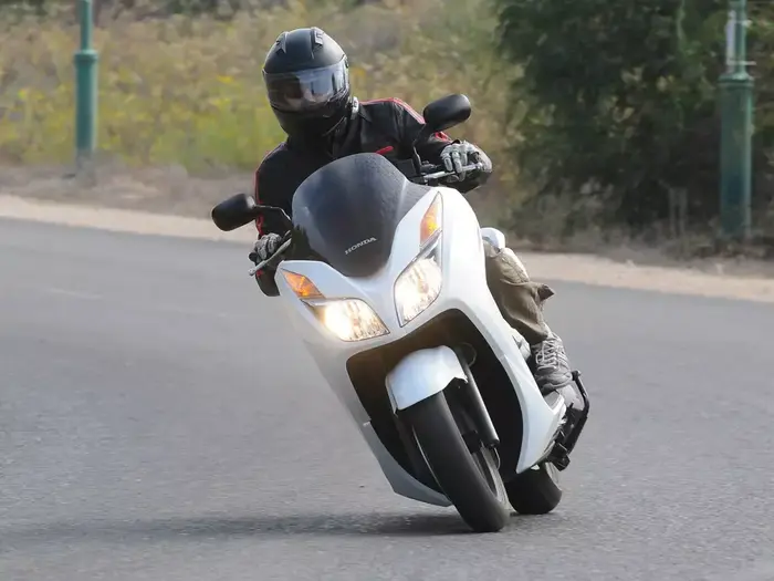 מבחן קטנוע הונדה פורזה 300. נובמבר 2013 (בן קלמר) מבחן קטנוע הונדה פורזה 300. נובמבר 2013 (בן קלמר)