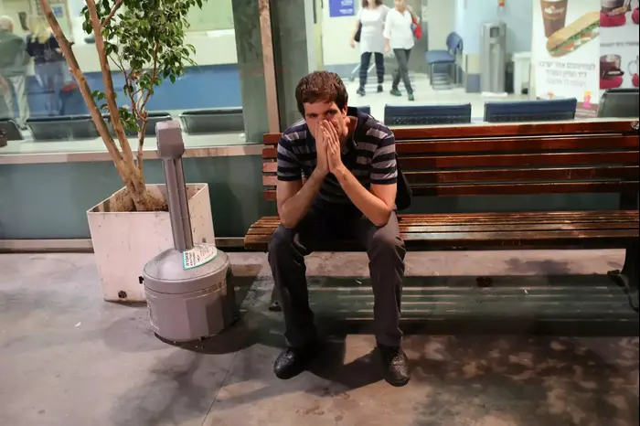 אזרחים מבכים על מותו של אריק איינשטיין בבית החולים איכילוב (יותם רונן) אזרחים מבכים על מותו של אריק איינשטיין בבית החולים איכילוב (יותם רונן)