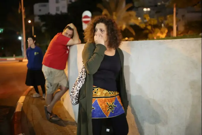 אזרחים מבכים על מותו של אריק איינשטיין בבית החולים איכילוב (יותם רונן) אזרחים מבכים על מותו של אריק איינשטיין בבית החולים איכילוב (יותם רונן)