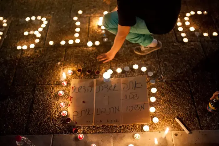 אזרחים מדליקים נרות לאריק איינשטיין בכיכר רבין, נובמבר 2013 (בן קלמר) אזרחים מדליקים נרות לאריק איינשטיין בכיכר רבין, נובמבר 2013 (בן קלמר)