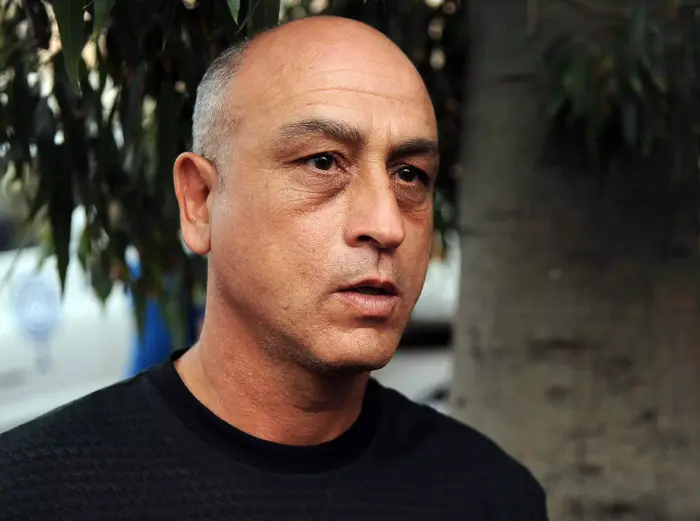 המאמן משה סיני בהלוויה של אריק איינשטיין (ברני ארדוב) המאמן משה סיני בהלוויה של אריק איינשטיין (ברני ארדוב)