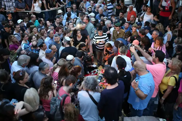 קברו של אריק איינשטיין דקות ספורות לאחר ההלוויה. נובמבר 2013 (יותם רונן) קברו של אריק איינשטיין דקות ספורות לאחר ההלוויה. נובמבר 2013 (יותם רונן)