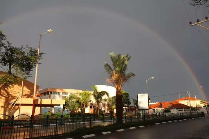 קשת בענן בשכונת גבעת אולגה בחדרה (שלומי גבאי) קשת בענן בשכונת גבעת אולגה בחדרה (שלומי גבאי)