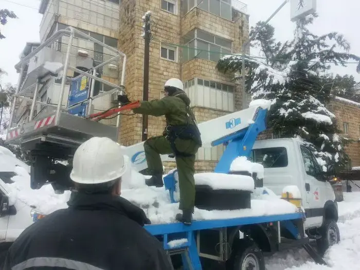 עובדי חברת החשמל מתקנים בירושלים (יח"צ , חברת החשמל) עובדי חברת החשמל מתקנים בירושלים (יח"צ , חברת החשמל)