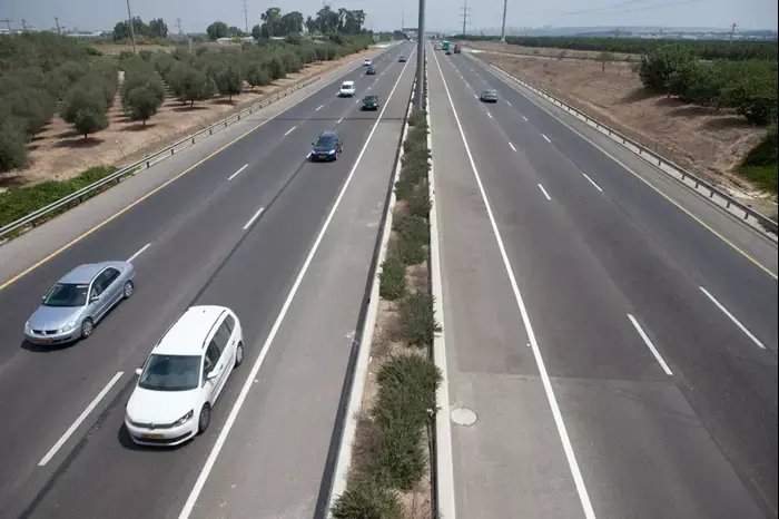 מחלף אייל כביש 6, אוגוסט 2013 (דרור עינב) מחלף אייל כביש 6, אוגוסט 2013 (דרור עינב)