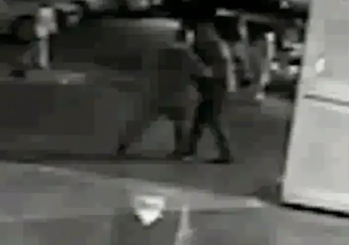 אלי נעים (קוסם) מכה את שכנו בחניון בירושלים כפי שתועד במצלמת אבטחה, נובמבר 2013 (צילום מסך , צילומי אבטחה) אלי נעים (קוסם) מכה את שכנו בחניון בירושלים כפי שתועד במצלמת אבטחה, נובמבר 2013 (צילום מסך , צילומי אבטחה)