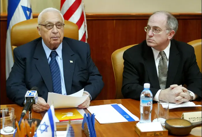 ראש הממשלה אריאל שרון ושגריר ארה"ב בישראל דן קרצר, 2003 (GettyImages) ראש הממשלה אריאל שרון ושגריר ארה"ב בישראל דן קרצר, 2003 (GettyImages)