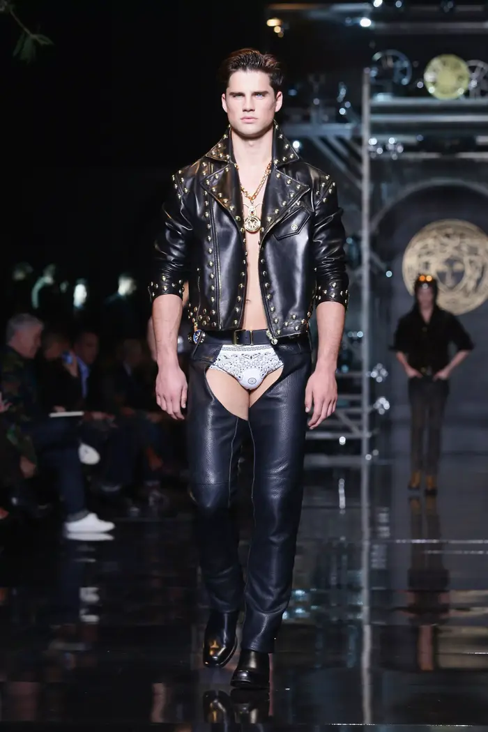 קולקציית חורף 2014-15 של ורסצ'ה (GettyImages) קולקציית חורף 2014-15 של ורסצ'ה (GettyImages)