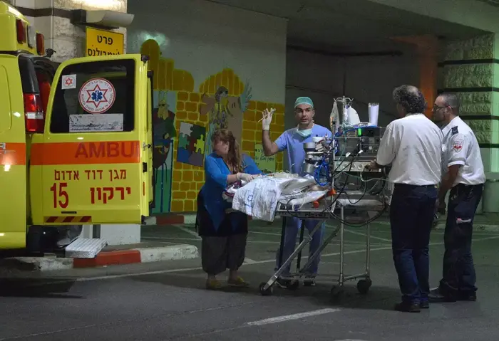 אחד הילדים שהורעל מחומרי הדברה בירושלים בכניסה לבית החולים שניידר, ינואר 2014 (ניב אהרונסון) אחד הילדים שהורעל מחומרי הדברה בירושלים בכניסה לבית החולים שניידר, ינואר 2014 (ניב אהרונסון)