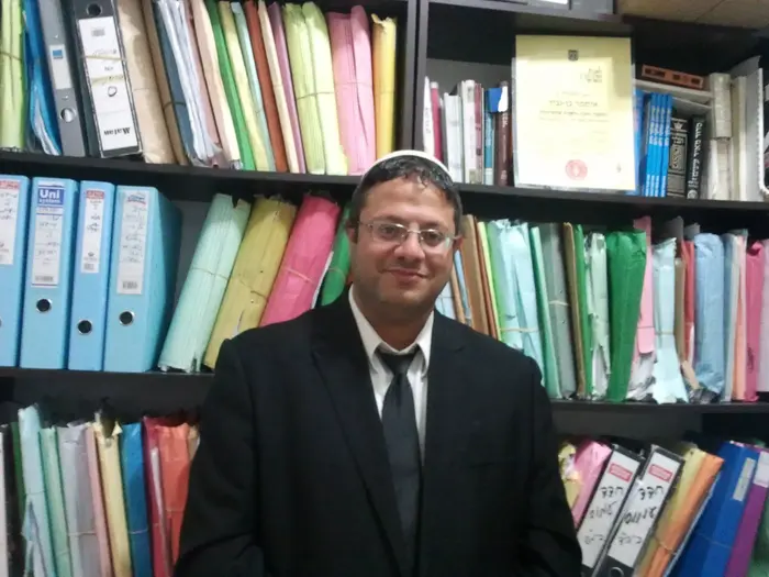 פעיל הימין איתמר בן גביר, עורך דין של שני פעילי להב"ה החשודים בתקיפה של נערה בגלל שיצאה עם בחור ערבי (באדיבות המצולמים) פעיל הימין איתמר בן גביר, עורך דין של שני פעילי להב"ה החשודים בתקיפה של נערה בגלל שיצאה עם בחור ערבי (באדיבות המצולמים)