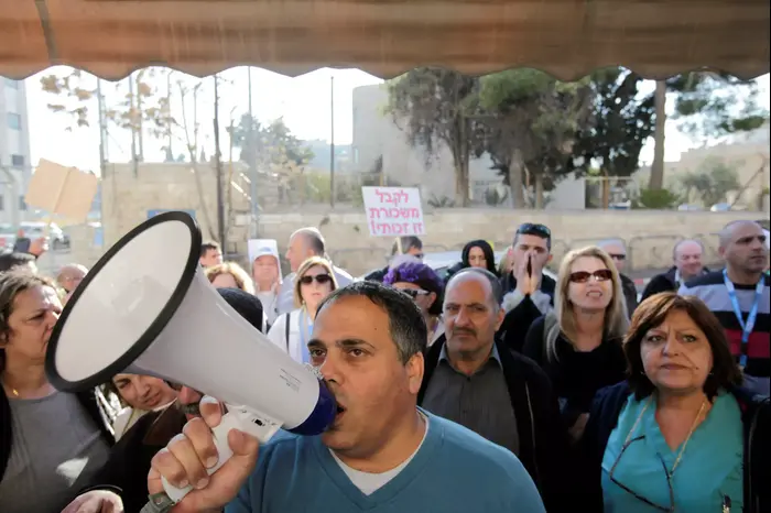 עובדי בית החולים הדסה מוחים מול בית המשפט המחוזי בירושלים, ינואר 2014 (טלי מאייר ) עובדי בית החולים הדסה מוחים מול בית המשפט המחוזי בירושלים, ינואר 2014 (טלי מאייר )