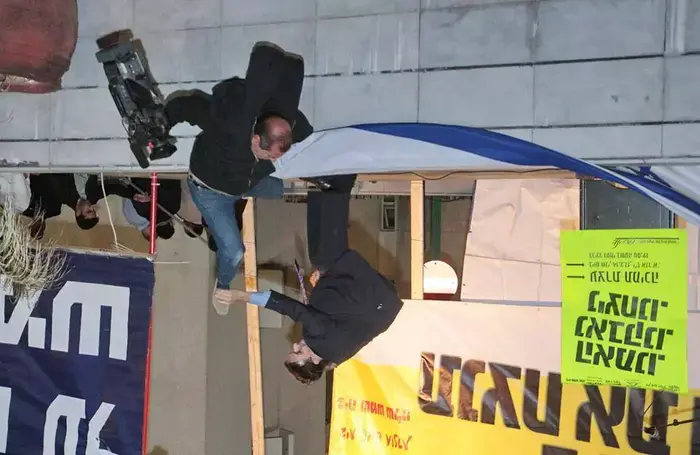 ממים על התמונה של דני דנון (צילום מסך , צילום מסך פייסבוק) ממים על התמונה של דני דנון (צילום מסך , צילום מסך פייסבוק)