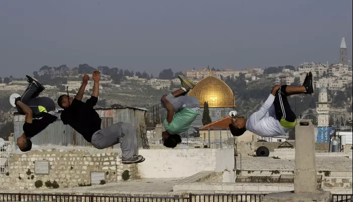 נערים פלסטינים קופצים על רקע הר הבית (רויטרס) נערים פלסטינים קופצים על רקע הר הבית (רויטרס)