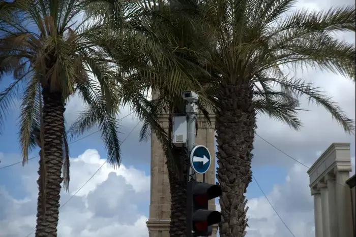 מצלמה בכיכר השעון ביפו אשר הוצבה כחלק מפרויקט של עיריית תל אביב להציב מצלמות לאכיפת חניה אסורה, פברואר 2014 (ניב אהרונסון) מצלמה בכיכר השעון ביפו אשר הוצבה כחלק מפרויקט של עיריית תל אביב להציב מצלמות לאכיפת חניה אסורה, פברואר 2014 (ניב אהרונסון)