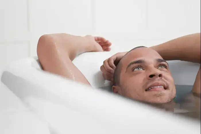 גבר באמבטיה (ShutterStock) גבר באמבטיה (ShutterStock)