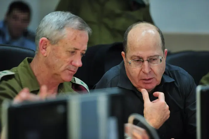 שר הביטחון, משה (בוגי) יעלון ורמטכ"ל בני גנץ בעת השתלטות לוחמי הקומנדו הימי על אניית הנשק האיראנית, בחמ"ל חיל הים בזמן המבצע. מרץ 2014 (משרד הביטחון , אריאל חרמוני) שר הביטחון, משה (בוגי) יעלון ורמטכ"ל בני גנץ בעת השתלטות לוחמי הקומנדו הימי על אניית הנשק האיראנית, בחמ"ל חיל הים בזמן המבצע. מרץ 2014 (משרד הביטחון , אריאל חרמוני)