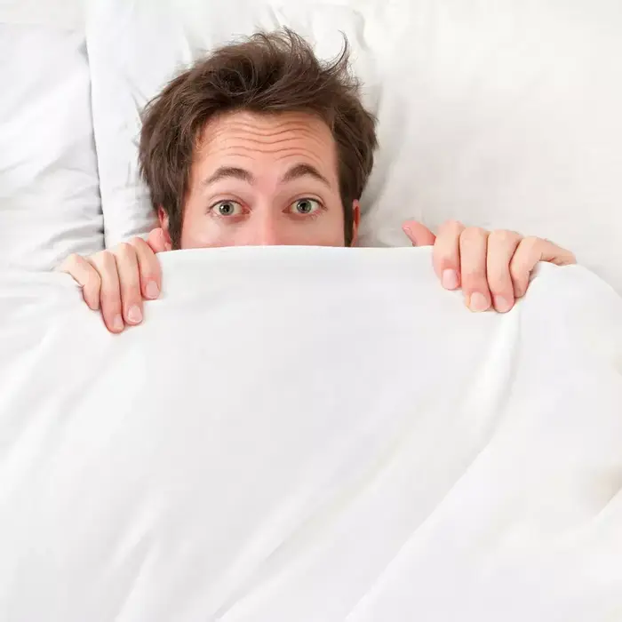 גבר מתחבא (ShutterStock)
