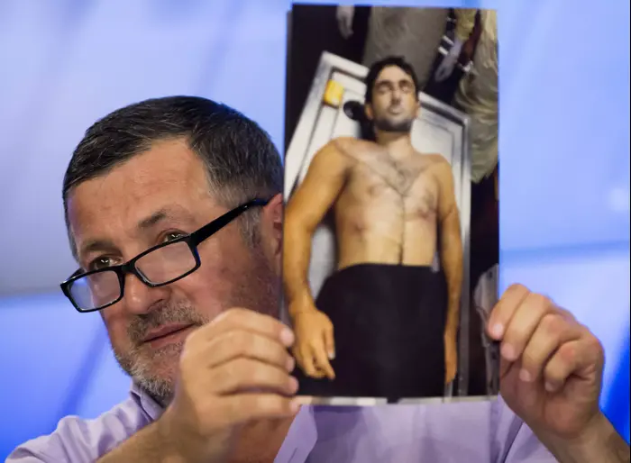 עבדול-באכי טודאשב, אביו של איברגים טודאשב, אוחז בתצלום של גופת בנו. מוסקבה, מאי 2013 (AP) עבדול-באכי טודאשב, אביו של איברגים טודאשב, אוחז בתצלום של גופת בנו. מוסקבה, מאי 2013 (AP)
