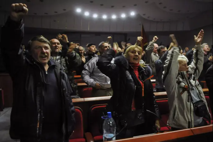 אנשי הממשל המקומי במחוז דונצק מכריזים על עצמאות. אוקראינה, 7 באפריל 2014 (רויטרס) אנשי הממשל המקומי במחוז דונצק מכריזים על עצמאות. אוקראינה, 7 באפריל 2014 (רויטרס)