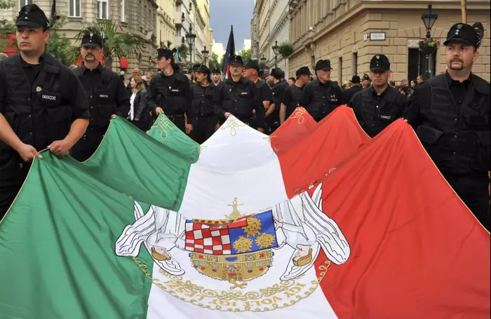 אנשי המשמר האזרחי, Magyar Garda, מיליציה גזענית הפועלת בהונגריה. בודפשט, 2010 (AP) אנשי המשמר האזרחי, Magyar Garda, מיליציה גזענית הפועלת בהונגריה. בודפשט, 2010 (AP)