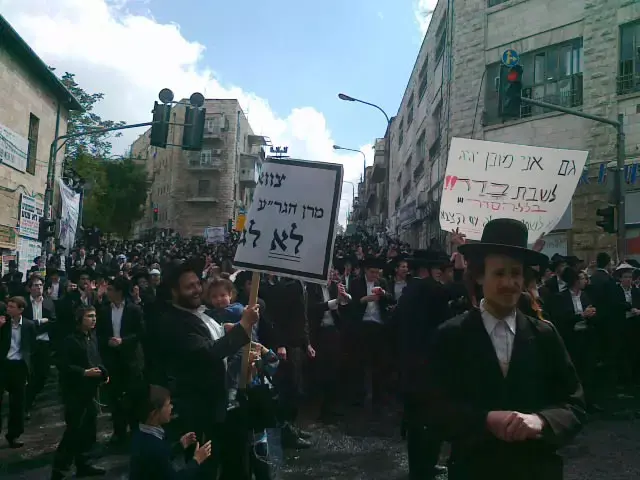 מאות חרדים מפגינים בירושלים נגד מעצרו של חרדי שלא התגייס. אפריל 2014 (חדשות 24 , אברמי צמח) מאות חרדים מפגינים בירושלים נגד מעצרו של חרדי שלא התגייס. אפריל 2014 (חדשות 24 , אברמי צמח)