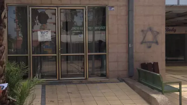שמשות של מרפאת שיניים של רופא דרוזי ביוקנעם נופצו אתמול ומגן דוד רוסס בפתח המרפאה. אפריל 2014 (מערכת וואלה! NEWS) שמשות של מרפאת שיניים של רופא דרוזי ביוקנעם נופצו אתמול ומגן דוד רוסס בפתח המרפאה. אפריל 2014 (מערכת וואלה! NEWS)