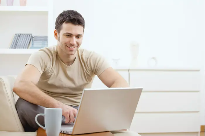 גבר גולש באינטרנט (ShutterStock) גבר גולש באינטרנט (ShutterStock)