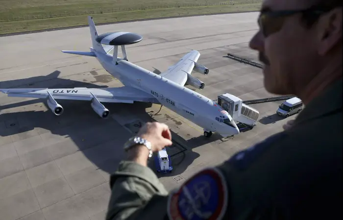 צוות בקרה של נאט"ו במטוס AWACS יוצא מגרמניה לשמי רומניה בעקבות המתיחות הצבאית באוקראינה. 16 באפריל 2014 (רויטרס) צוות בקרה של נאט"ו במטוס AWACS יוצא מגרמניה לשמי רומניה בעקבות המתיחות הצבאית באוקראינה. 16 באפריל 2014 (רויטרס)